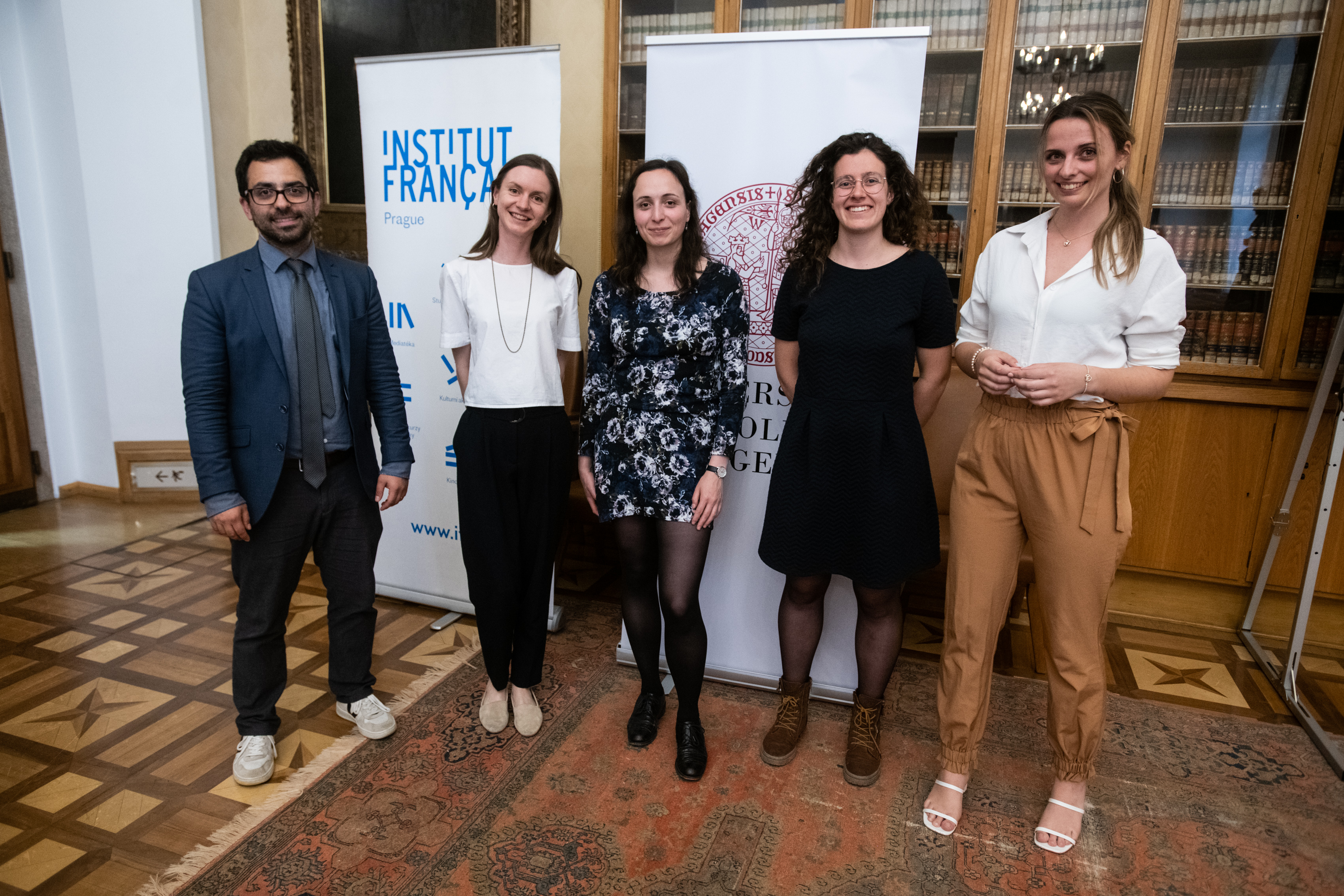 L'équipe de l'Institut français d'Autriche et les deux gagnantes de la sélection  autrichienne