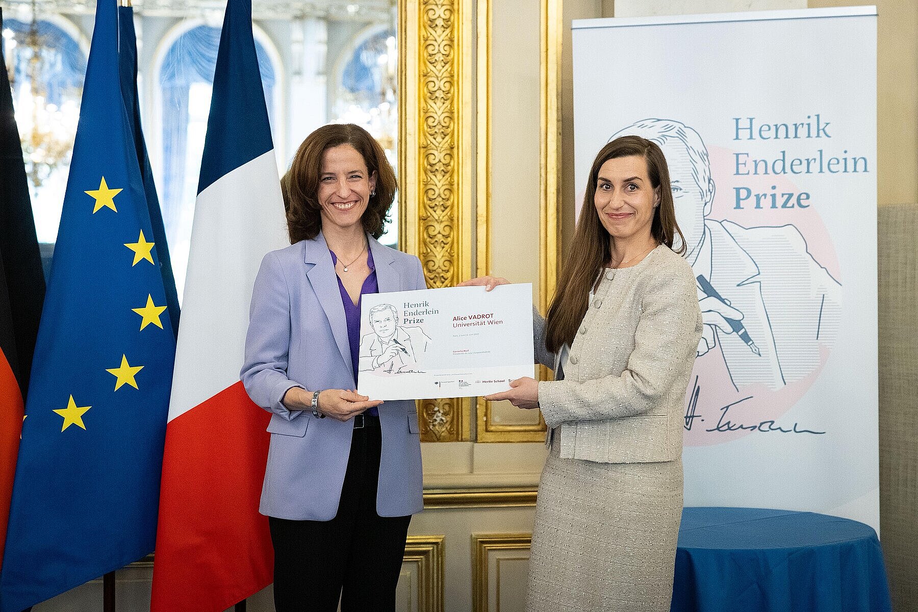 Cornelia Woll (présidente du jury et présidente de la Hertie School) et Alice Vadrot lors de la cérémonie de remise du prix franco-allemand Henrik Enderlein 2025 © Hertie School / Jacques Delors Centre